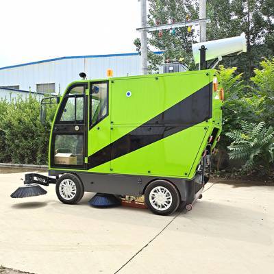 城市美容师的新装备 环卫清洁工与多功能扫路车
