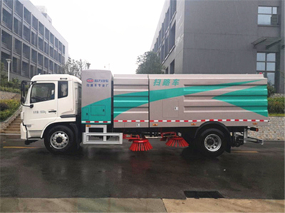 纯电动东风天锦扫路车与防撞缓冲车 城市环卫与道路安全的创新解决方案