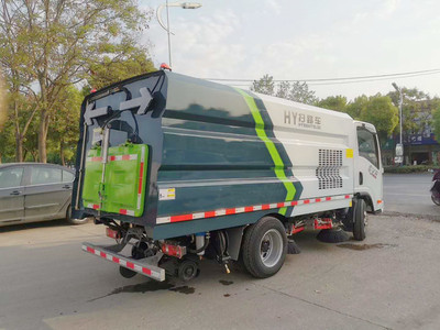 国六标准环卫新装备 解放蓝牌扫路车与防撞缓冲车，高效环保作业利器